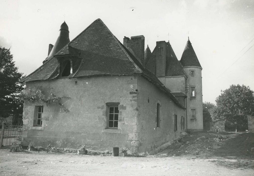 Château de Chevilly : Aile sud, façades sud et est, vue générale