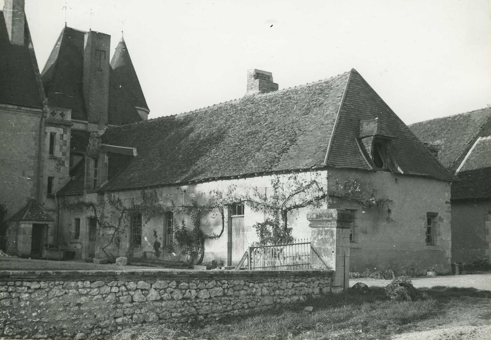 Château de Chevilly : Aile sud, façades sud et ouest, vue générale