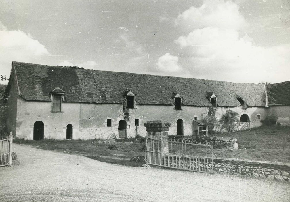 Château de Chevilly : Communs, ensemble ouest, vue générale