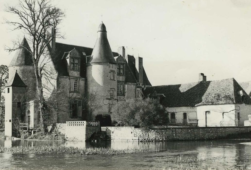 Château de Chevilly : Ensemble sud-est, vue générale