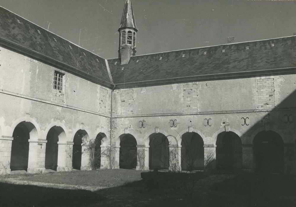 Ancienne abbaye de Loroy : Cloître, vue générale