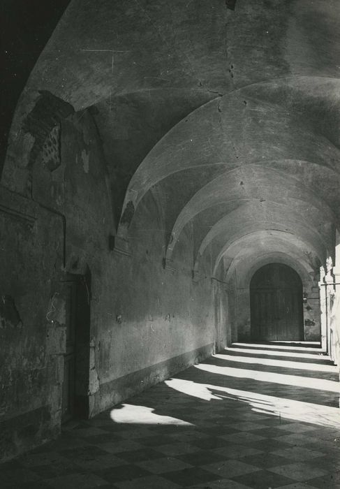 Ancienne abbaye de Loroy : Cloître, galerie nord, vue générale