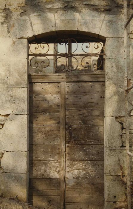 Maison de Varennes : Façade est, détail de la porte d’accès