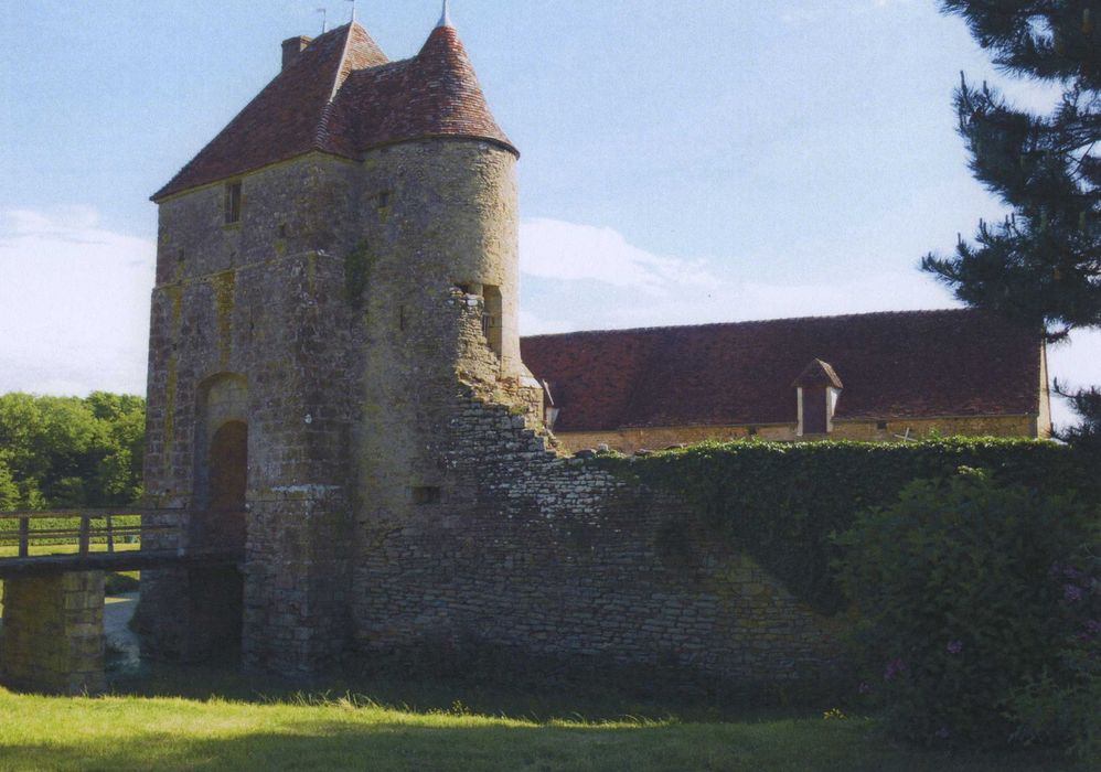 Maison forte de Mornay, dite aussi Château de la Cour ou de la Grand'Cour : Porterie d’entrée, élévation ouest, vue générale