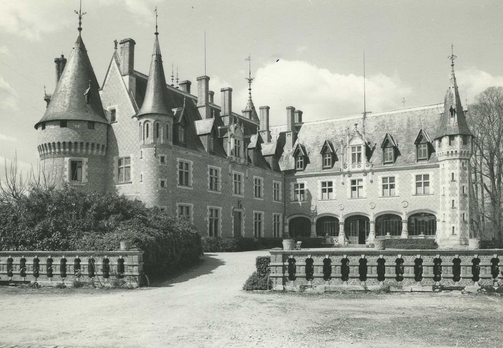 Château de Nancay : Ailes sud et ouest, façades nord et est, vue générale