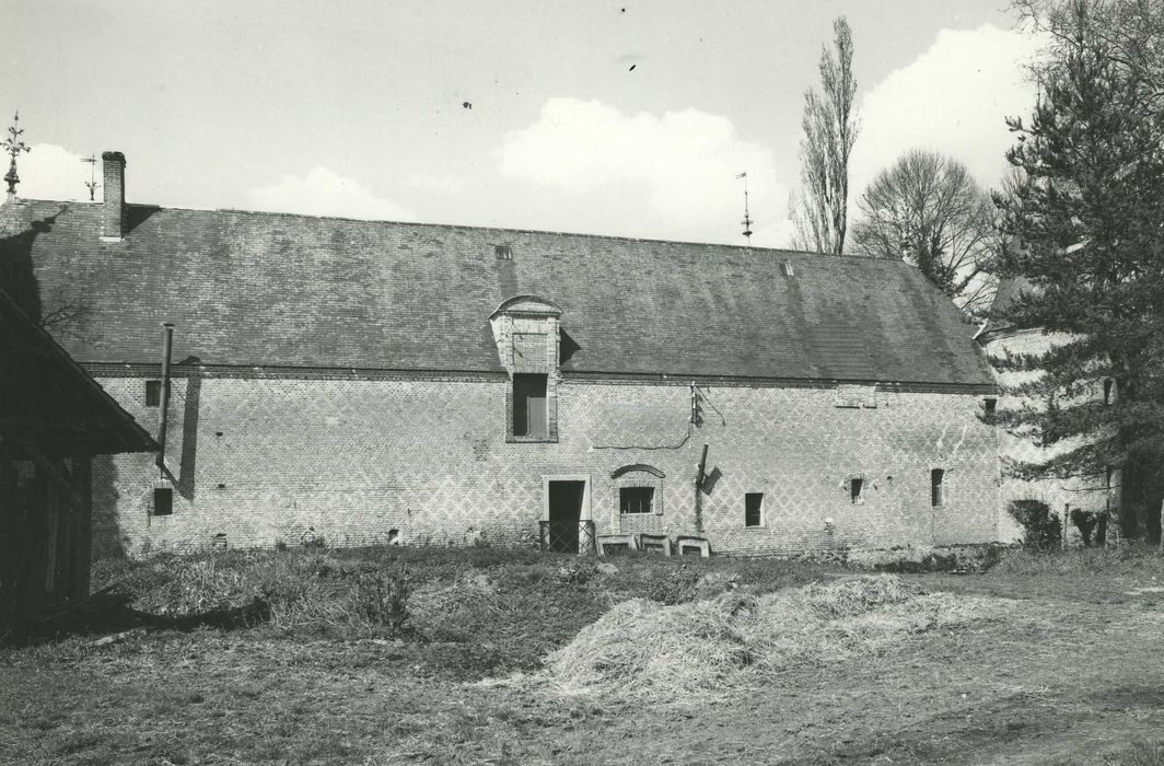 Château de Nancay : Communs, façade est, vue générale