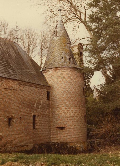 Château de Nancay : Communs, tour  nord-est, vue générale