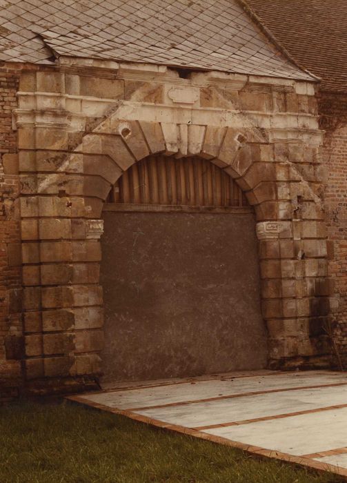 Château de Nancay : Ferme, aile nord, ancien porche d’accès, vue générale