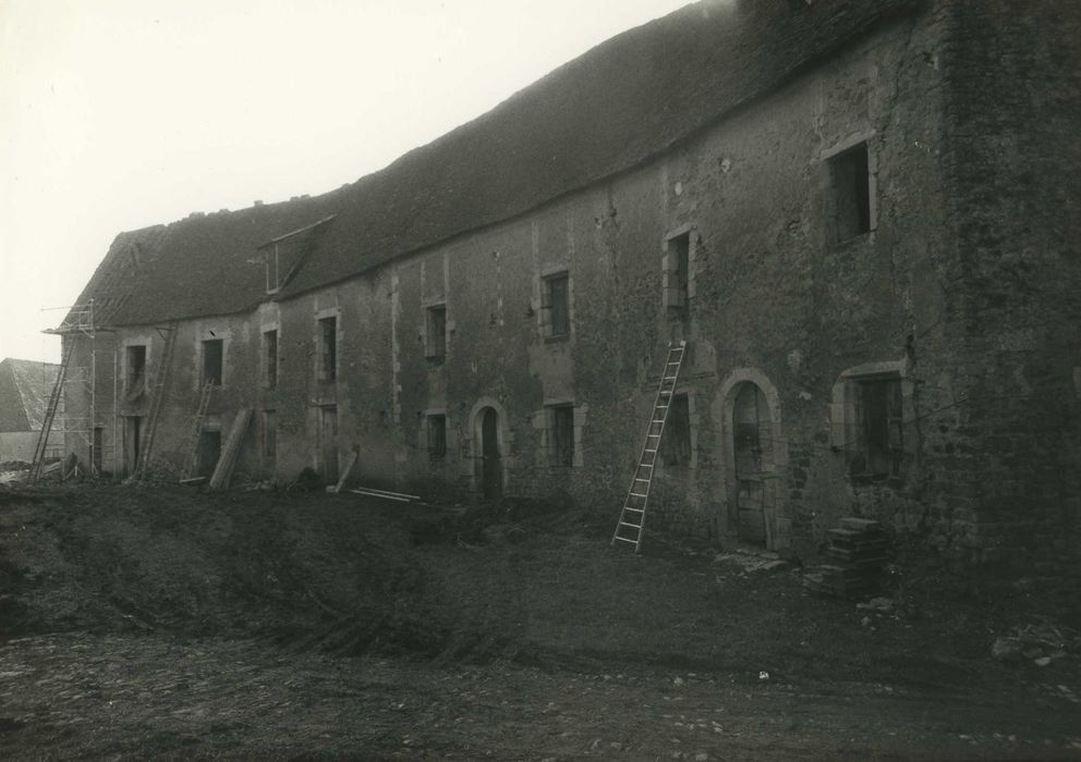 Ruines du château : Cour intérieure, aile sud, vue générale