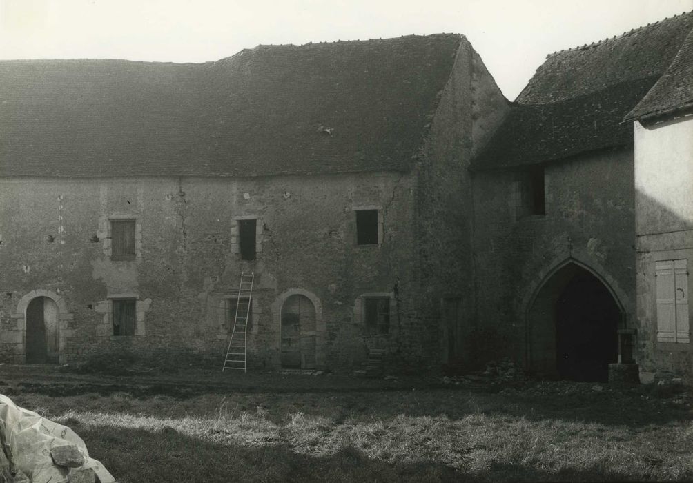 Ruines du château : Cour intérieure, poterne et aile sud, vue partielle