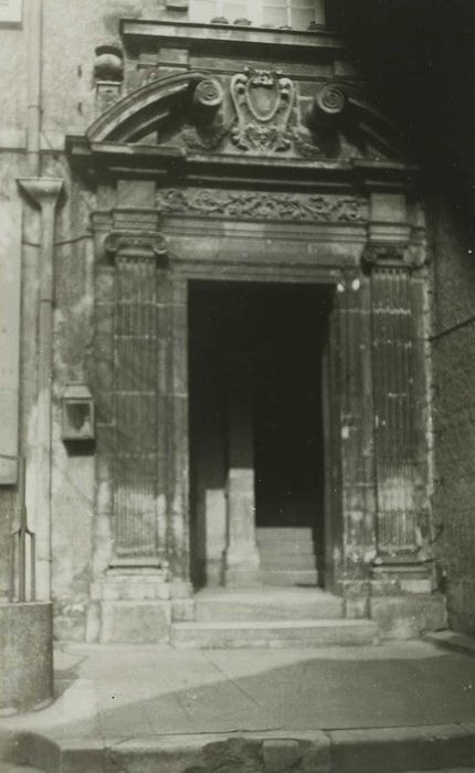 Ancien hôtel Neyret de la Ravoie : Cour intérieure, porte d’accès au logis, vue générale