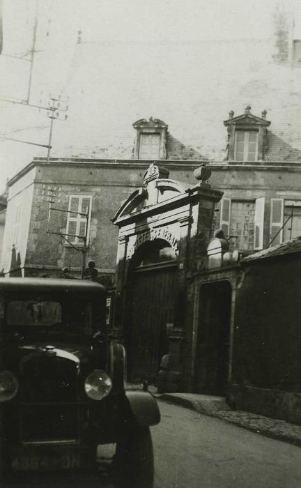 Ancien hôtel Neyret de la Ravoie : Porche d’accès sud sur rue, vue générale