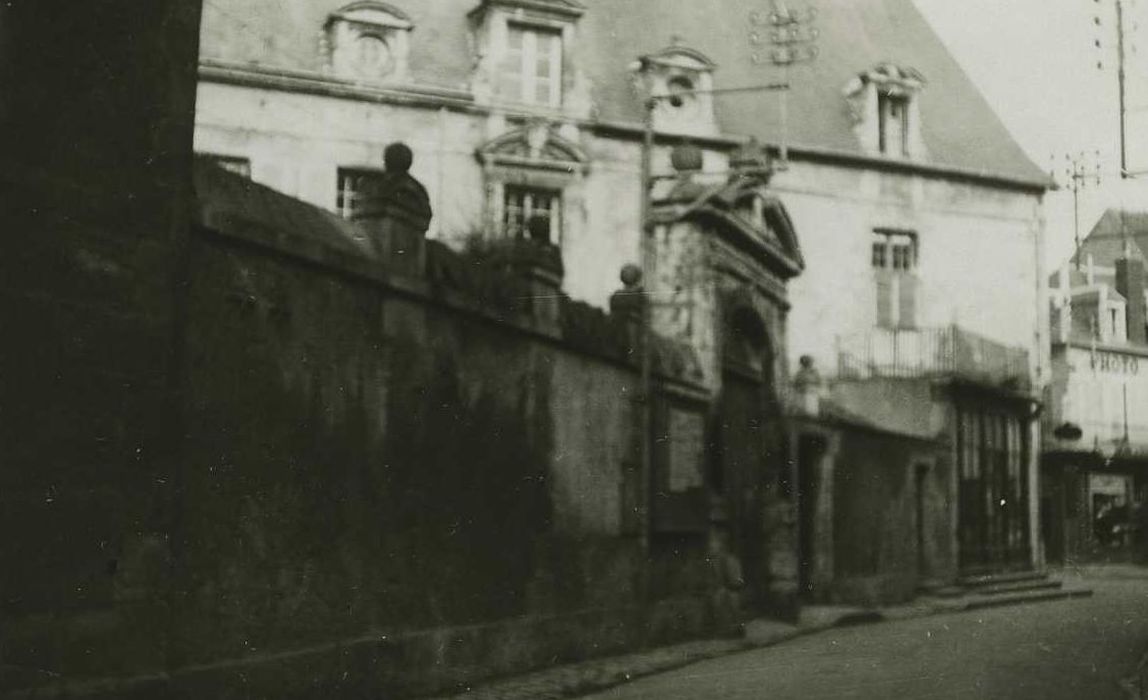 Ancien hôtel Neyret de la Ravoie : Porche d’accès sud sur rue, vue générale