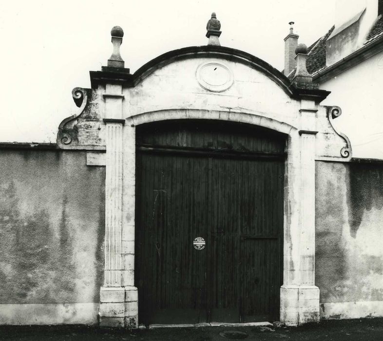 Maison : Porche d’accès sur rue, vue générale