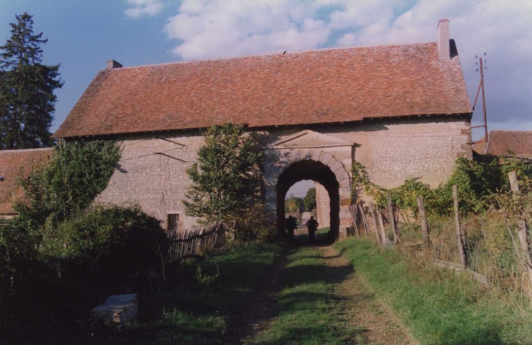 Château de Boucard : Grange, porche d’accès sud, vue générale