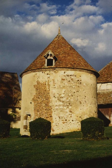 Château de Boucard : Pigeonnier, vue générale