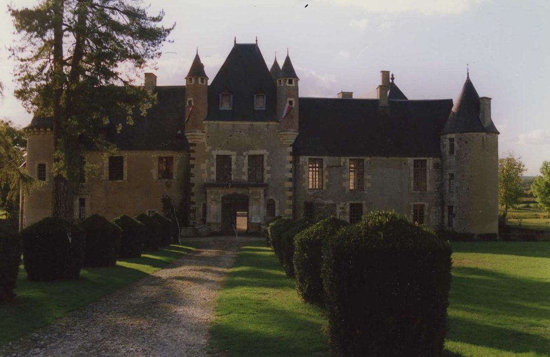 Château de Boucard : Façade est, vue générale