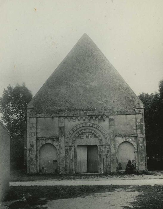 Eglise Saint-Julien : Façade occidentale, vue générale