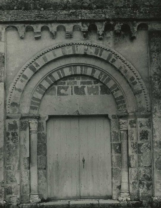 Eglise Saint-Julien : Portail occidental, vue générale