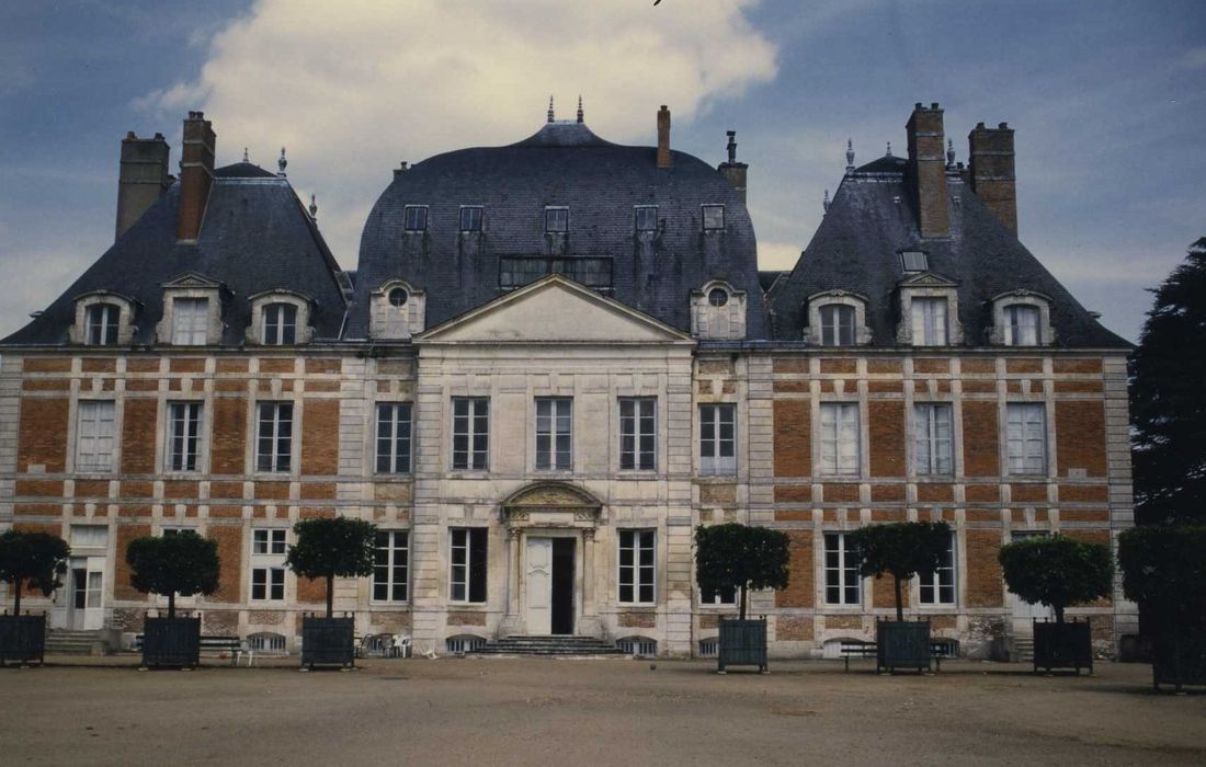 Château de Lagrange-Montalivet : Façade sud-est, vue générale