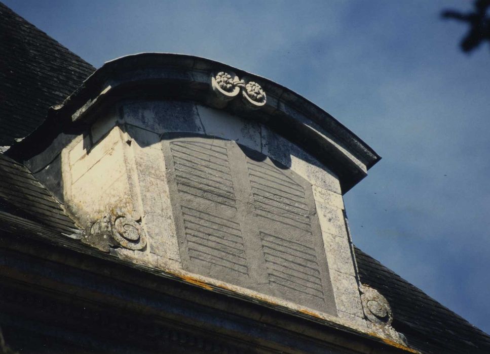 Château de Lagrange-Montalivet : Façade latérale est, détail d’une lucarne avec persiennes peintes en trompe l’oeil