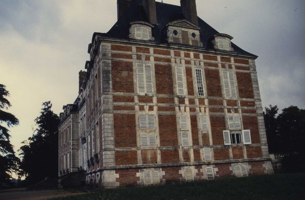 Château de Lagrange-Montalivet : Façade latérale ouest, vue générale