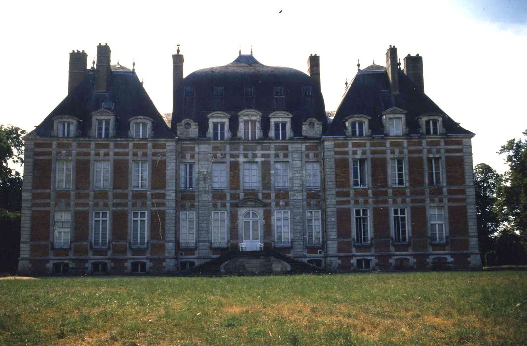 Château de Lagrange-Montalivet : Façade nord-ouest, vue générale