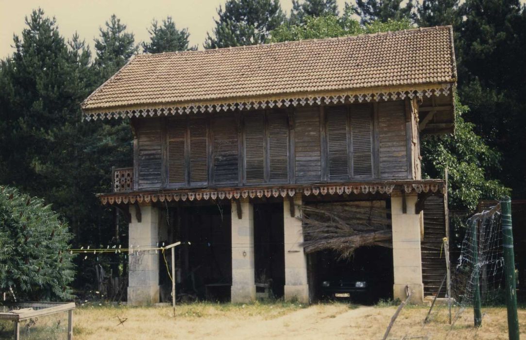 Château de Lagrange-Montalivet : Basse-cour, bâtiment abritant la citerne, vue générale