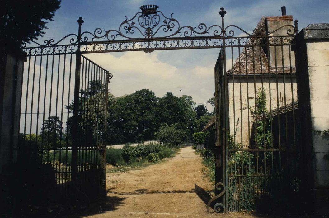 Château de Lagrange-Montalivet : Grille d’accès au potager, vuegénérale