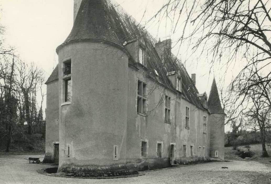 Château de la Forêt-Grailly : Façade ouest, vue générale