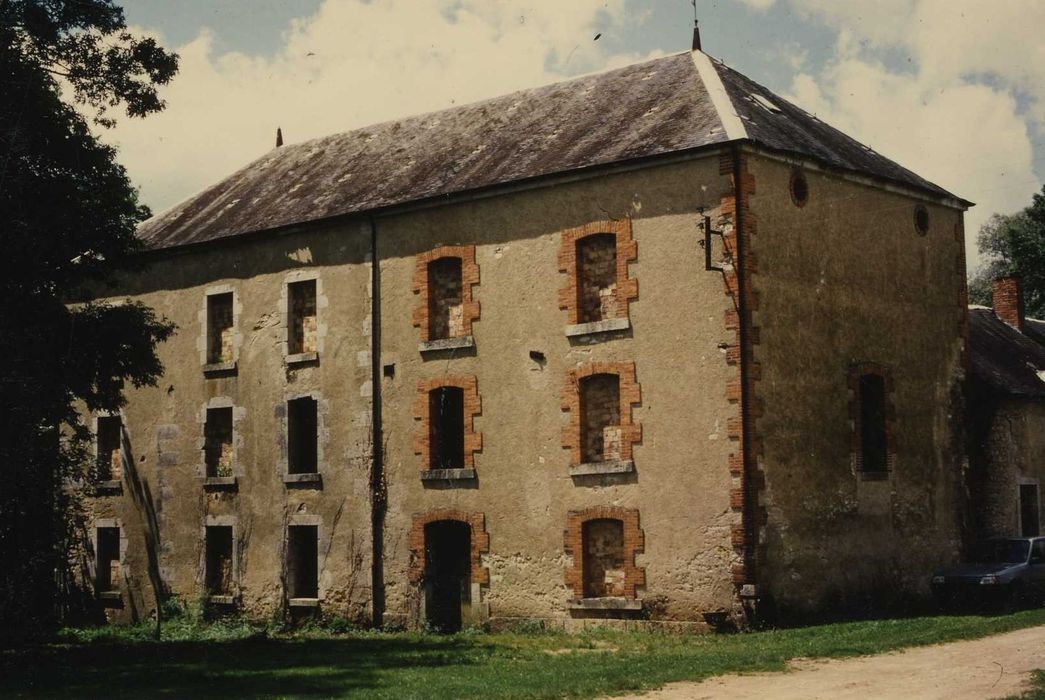 Ancienne usine métallurgique des Lavoirs : Moulin, façades sud-est, vue générale