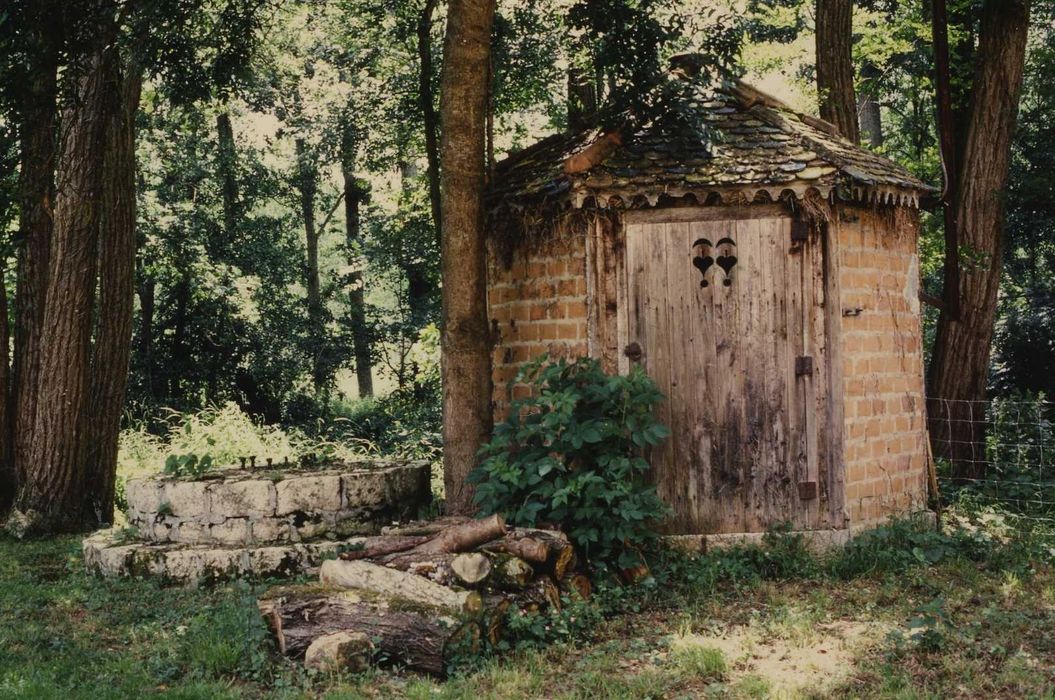 Ancienne usine métallurgique des Lavoirs : Elément maçonné subsistant dans la cour, vue générale