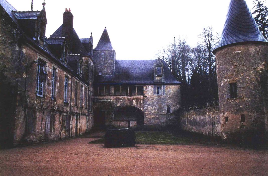 Château de Rozay : Aile nord et est, façades sud et ouest, vue générale