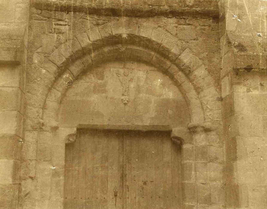 Eglise Saint-Pierre : Portail occidental, vue partielle