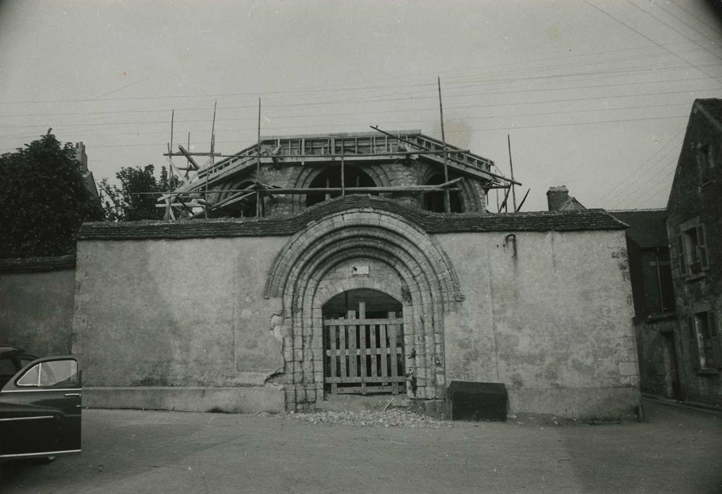 Eglise Saint-Pierre ou Saint-Père-la-None : Portail ouest, vue générale