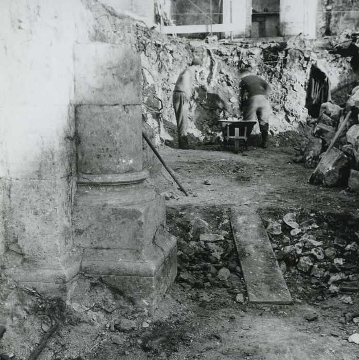 Eglise Saint-Pierre ou Saint-Père-la-None : Ruines de la nef, vue partielle