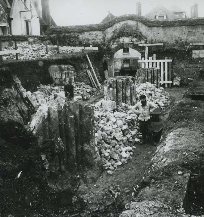 Eglise Saint-Pierre ou Saint-Père-la-None : Ruines de la nef, vue partielle