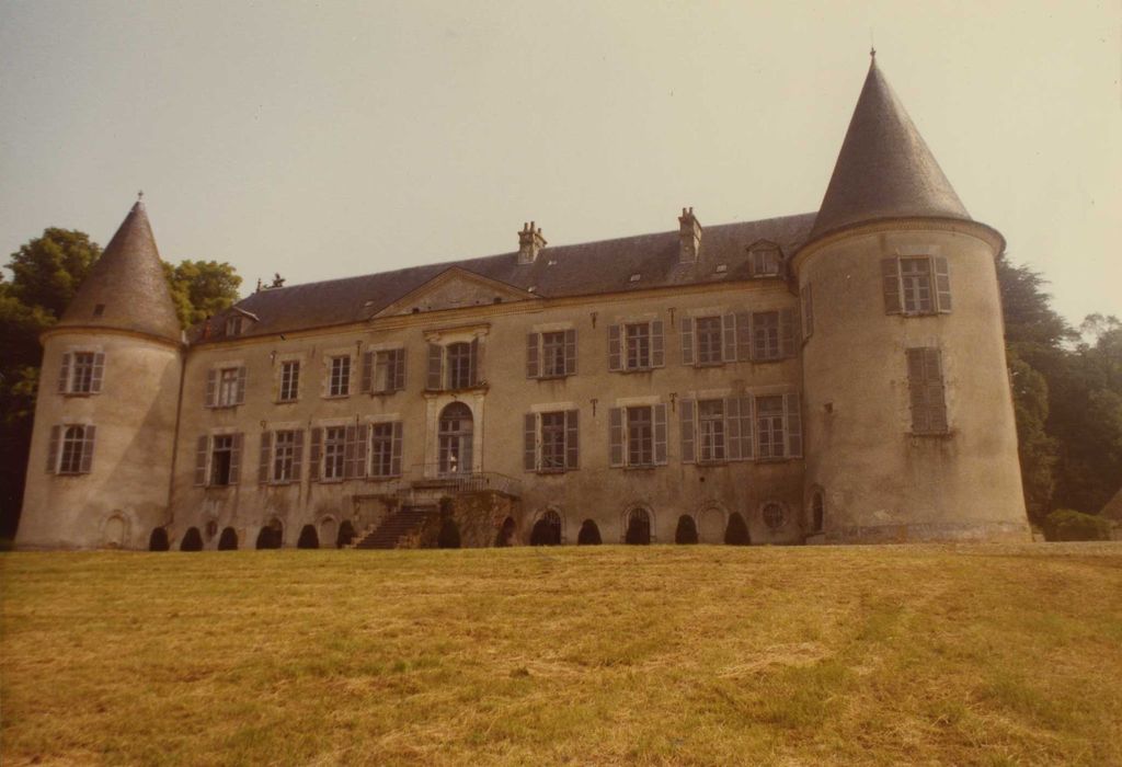 Château de Beaujeu : Ensemble sud-est, vue générale