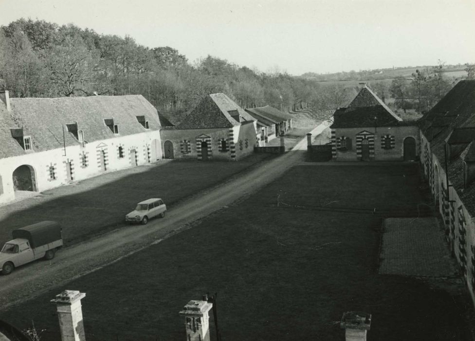 Château de Beaujeu : Cour des communs, vue générale