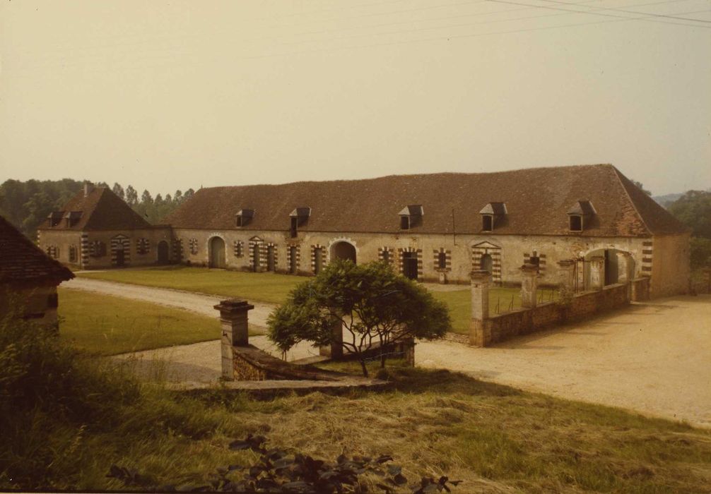 Château de Beaujeu : Communs, aile sud, façade nord, vue générale