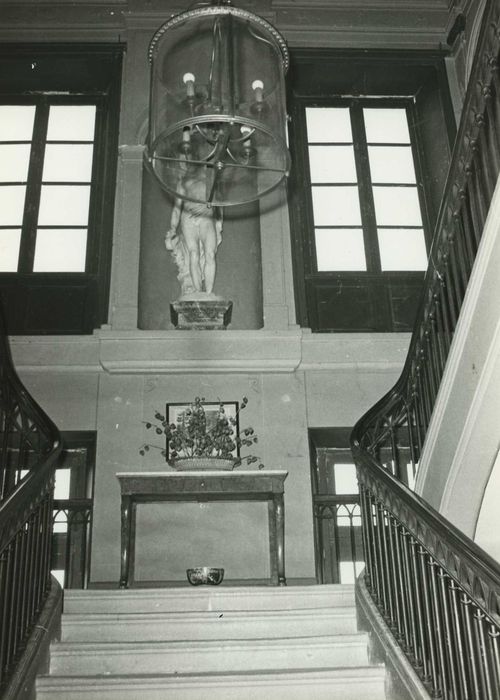 Château de Beaujeu : Escalier monumental, vue générale