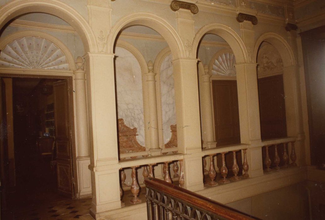 Château de Beaujeu : Escalier, palier du 1er étage, vue générale