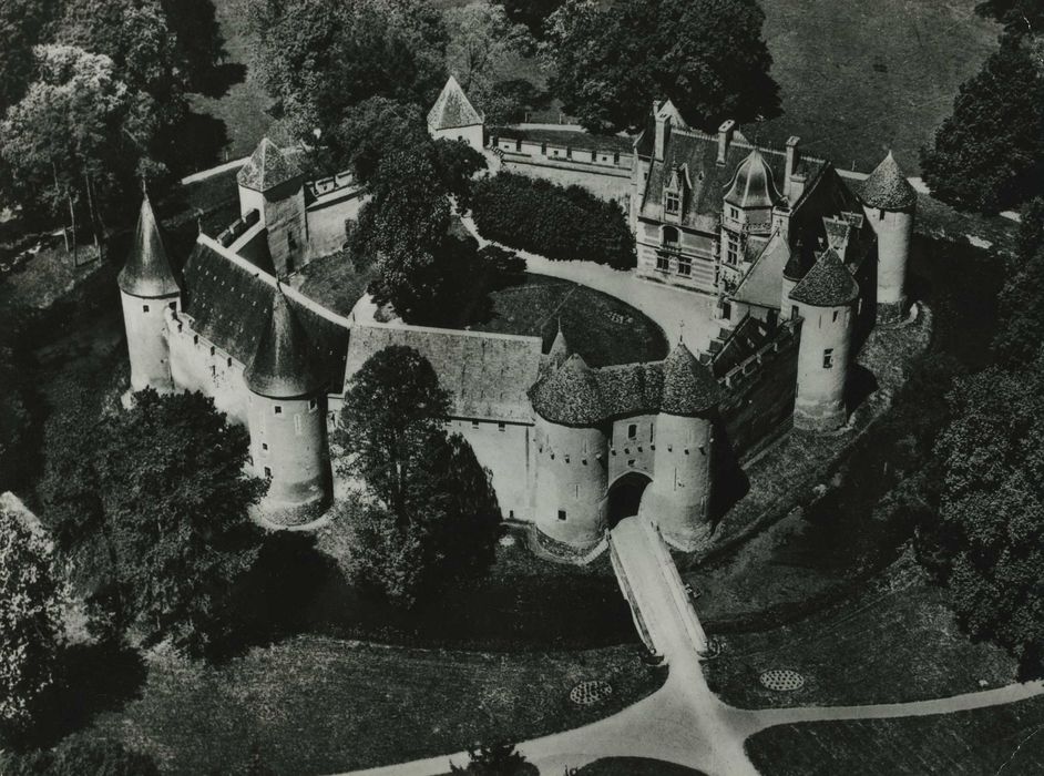 Château : Vue aérienne de l’ensemble du château et de ses fortifications