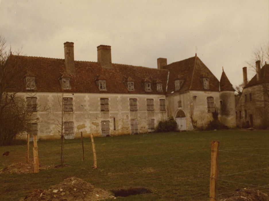 Château de Bigny : Façade ouest de l’aile nord en retour d’équerre, vue générale