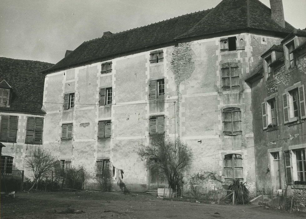 Château de Bigny : Façade ouest du bâtiment formant éperon, vue générale