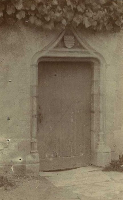 Ancien château d'Aigues-Mortes : Cour intérieure, porte d’accès au logis