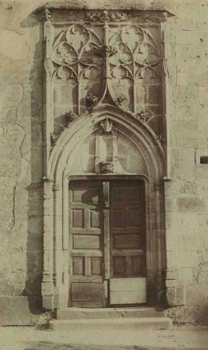 Eglise Notre-Dame : Façade latérale sud, détail du portail d’accès