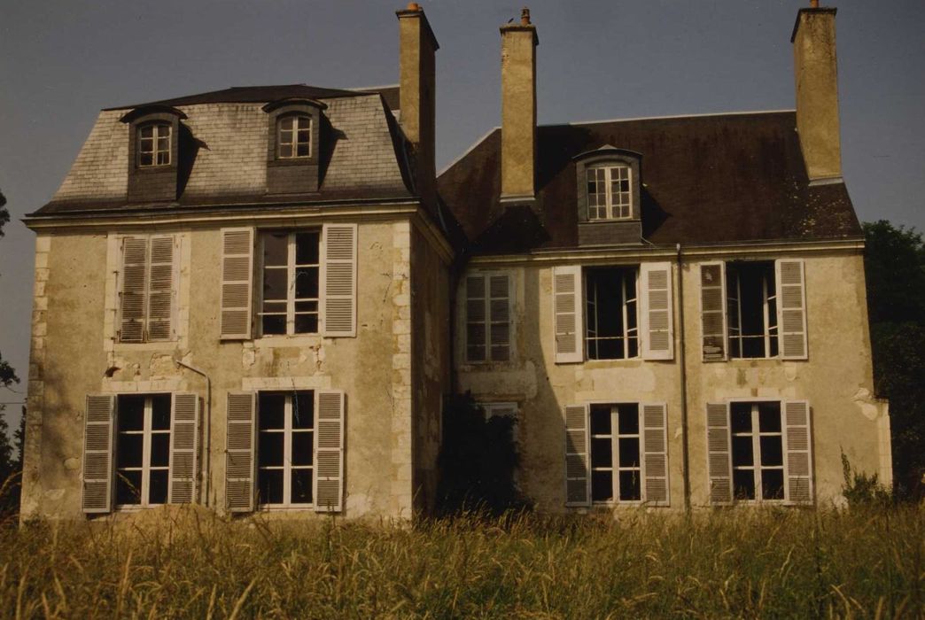 Château de Blosset : Pavillon sud-est et la partie subsistante de l’aile est, vue générale