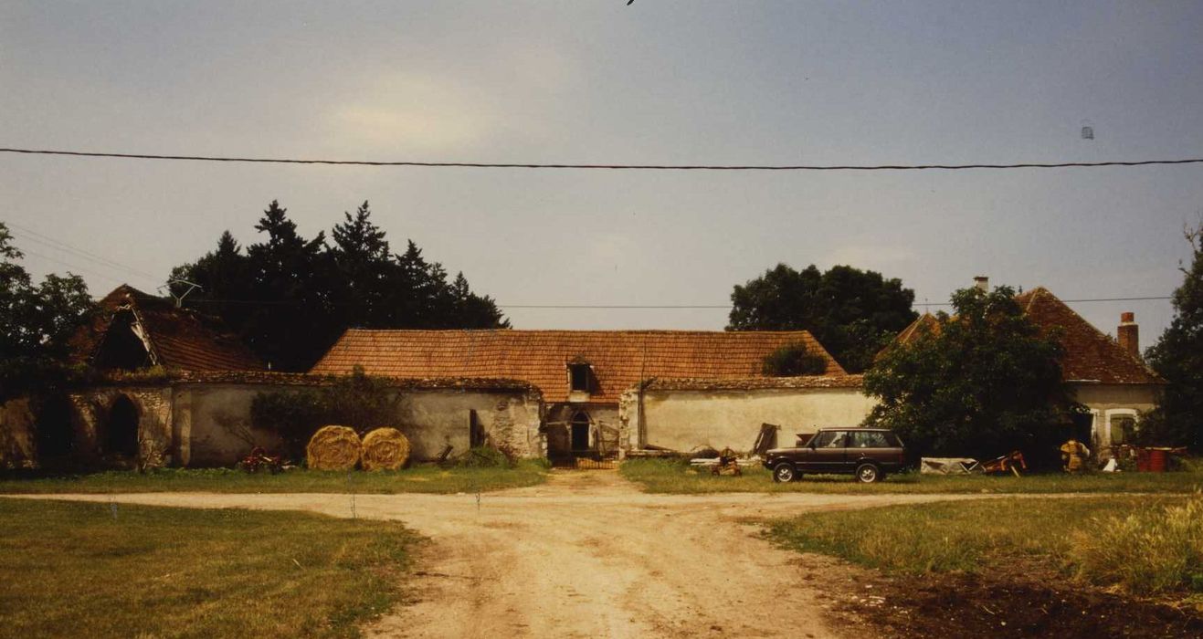 Château de Blosset : Basse cour côté ouest, ensemble est, vue générale