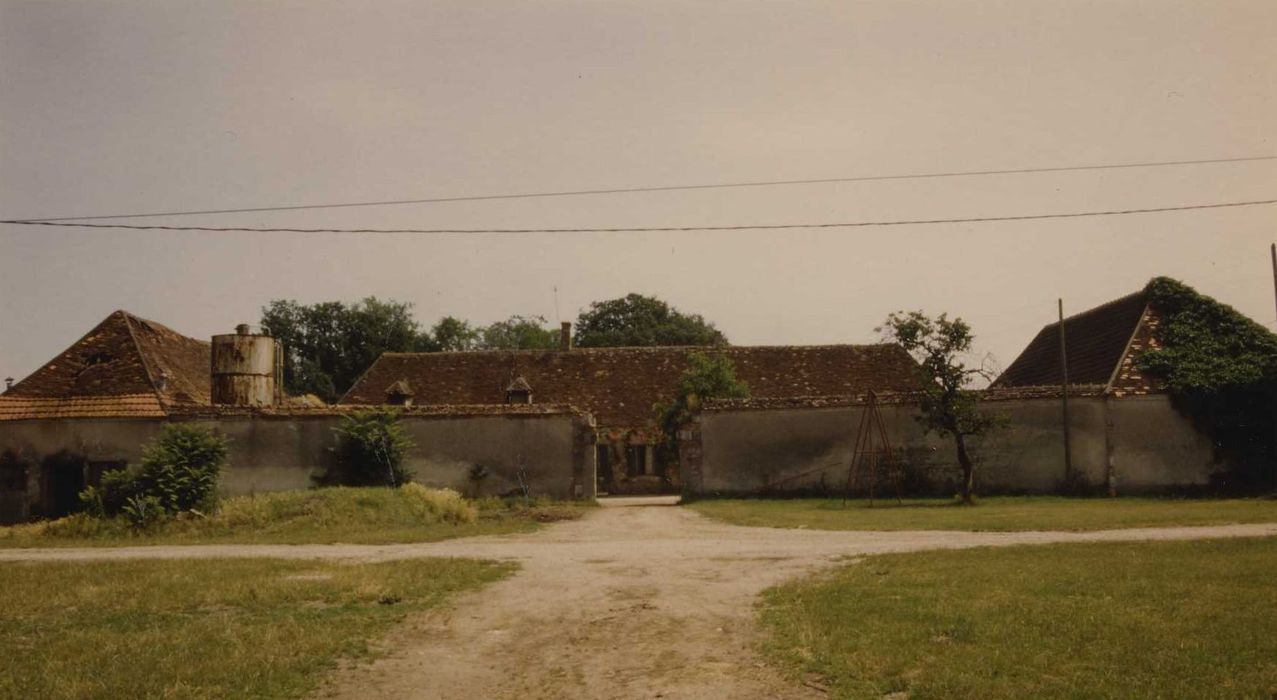 Château de Blosset : Basse cour côté est, ensemble ouest, vue générale